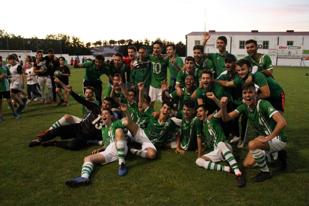Imágenes del encuentro de vuelta de la eliminatoria de ascenso a Primera División Juvenil Extremeña que se disputó en el Municipal de San Roque y que terminó 4-3, certificándose el ascenso valverdeño (24-05-2019)