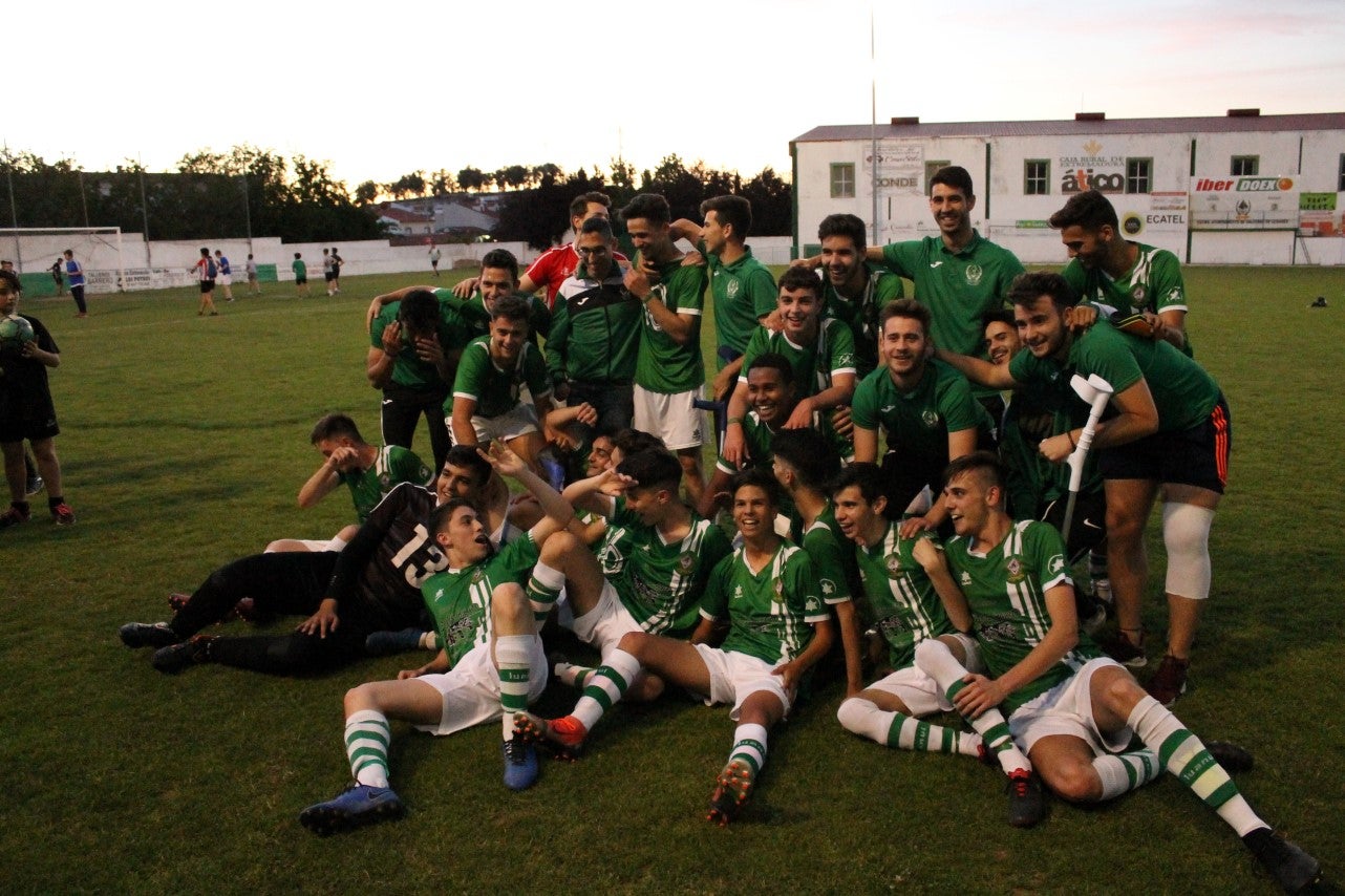 Imágenes del encuentro de vuelta de la eliminatoria de ascenso a Primera División Juvenil Extremeña que se disputó en el Municipal de San Roque y que terminó 4-3, certificándose el ascenso valverdeño (24-05-2019)