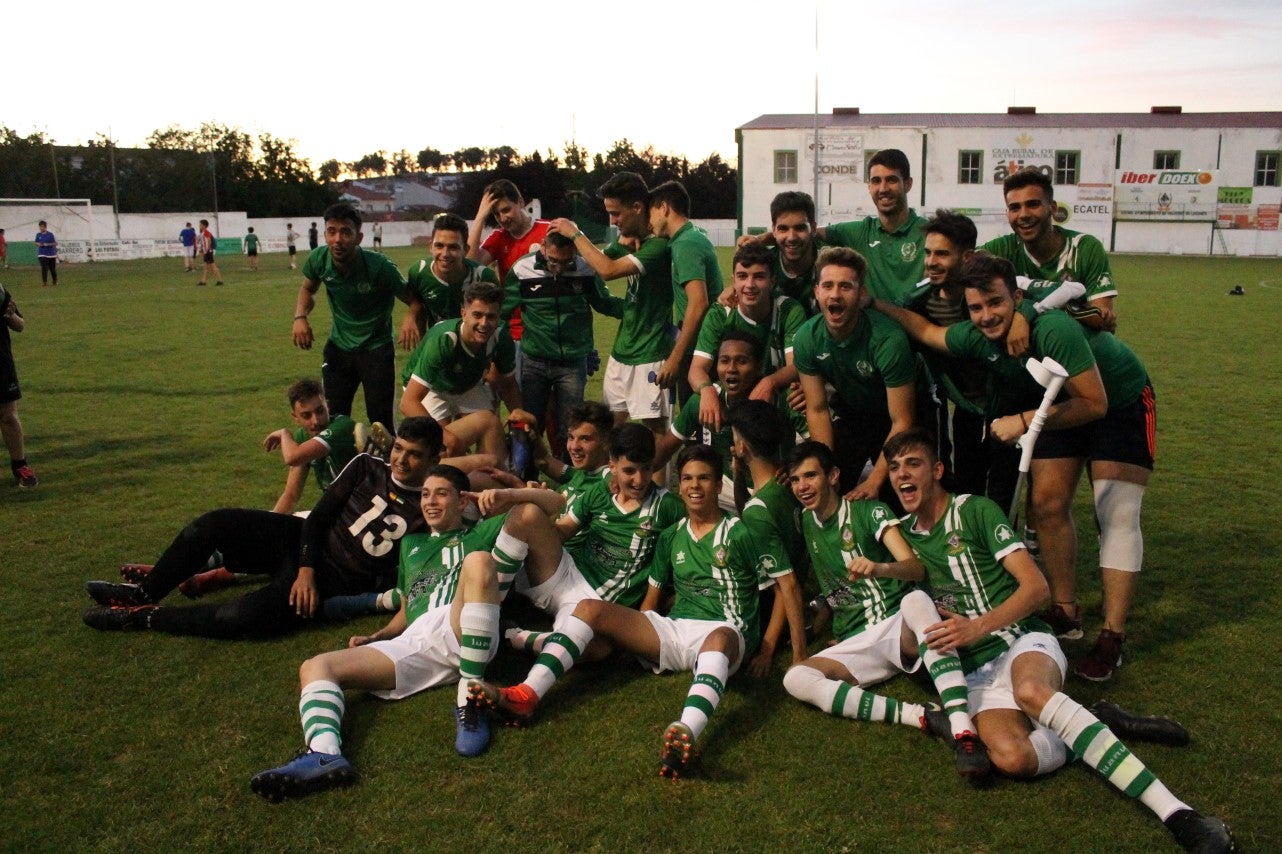 Imágenes del encuentro de vuelta de la eliminatoria de ascenso a Primera División Juvenil Extremeña que se disputó en el Municipal de San Roque y que terminó 4-3, certificándose el ascenso valverdeño (24-05-2019)