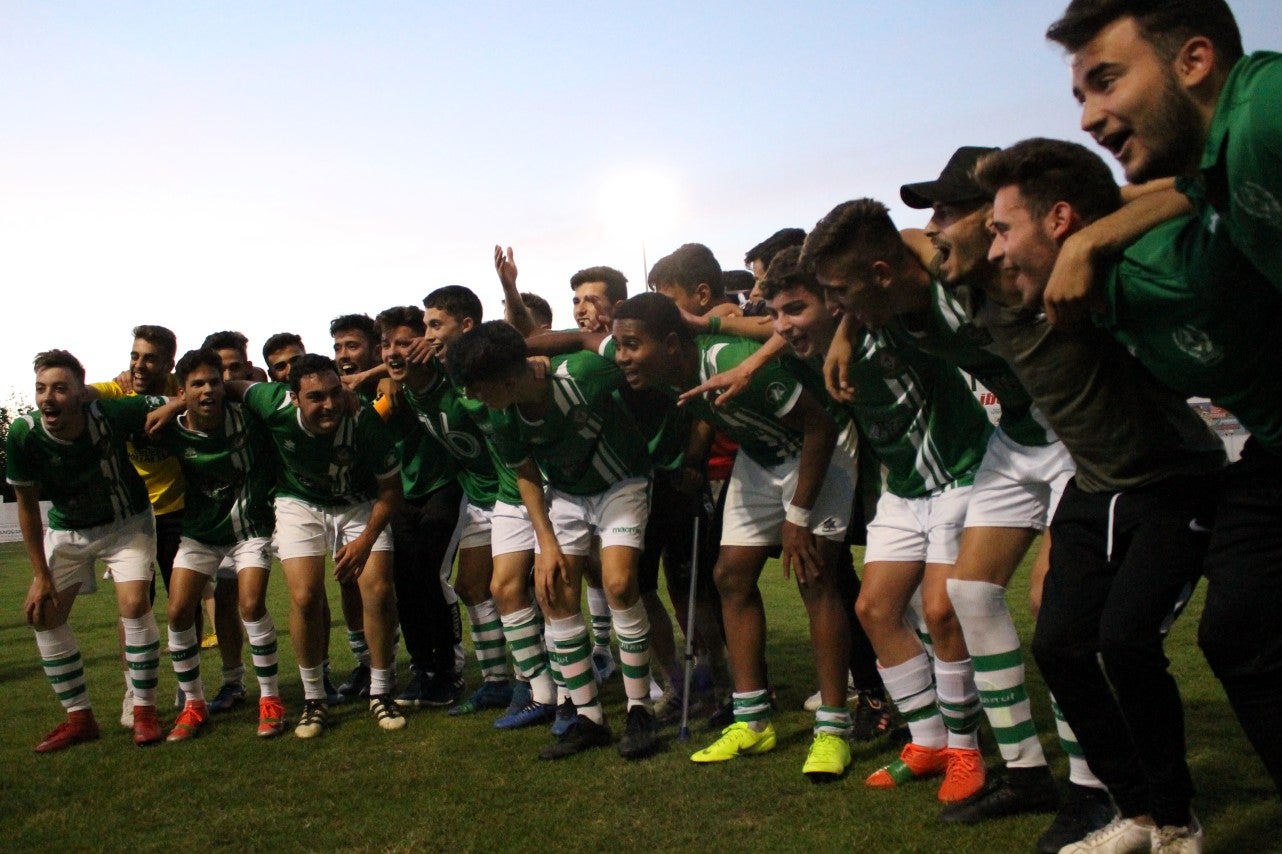 Imágenes del encuentro de vuelta de la eliminatoria de ascenso a Primera División Juvenil Extremeña que se disputó en el Municipal de San Roque y que terminó 4-3, certificándose el ascenso valverdeño (24-05-2019)