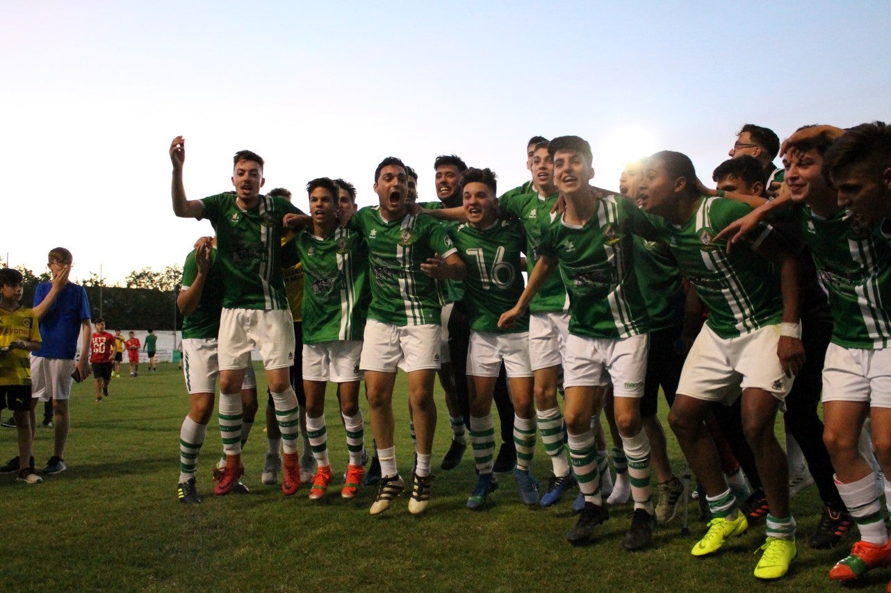 Imágenes del encuentro de vuelta de la eliminatoria de ascenso a Primera División Juvenil Extremeña que se disputó en el Municipal de San Roque y que terminó 4-3, certificándose el ascenso valverdeño (24-05-2019)