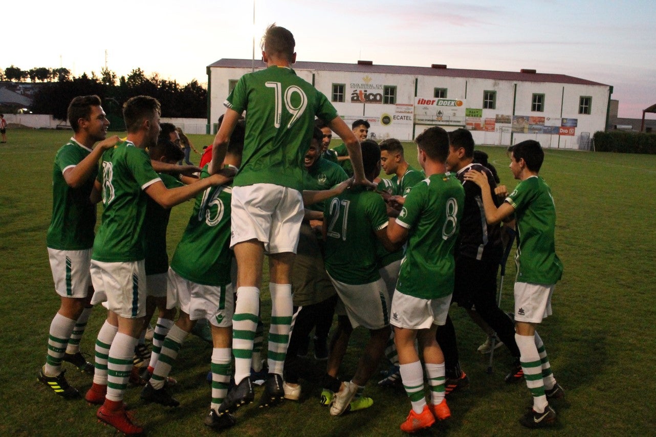 Imágenes del encuentro de vuelta de la eliminatoria de ascenso a Primera División Juvenil Extremeña que se disputó en el Municipal de San Roque y que terminó 4-3, certificándose el ascenso valverdeño (24-05-2019)