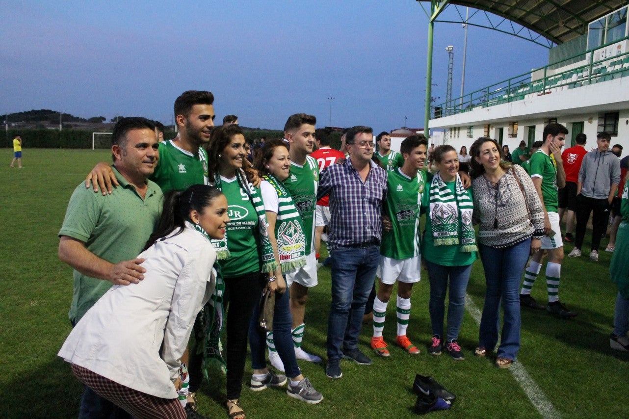Imágenes del encuentro de vuelta de la eliminatoria de ascenso a Primera División Juvenil Extremeña que se disputó en el Municipal de San Roque y que terminó 4-3, certificándose el ascenso valverdeño (24-05-2019)