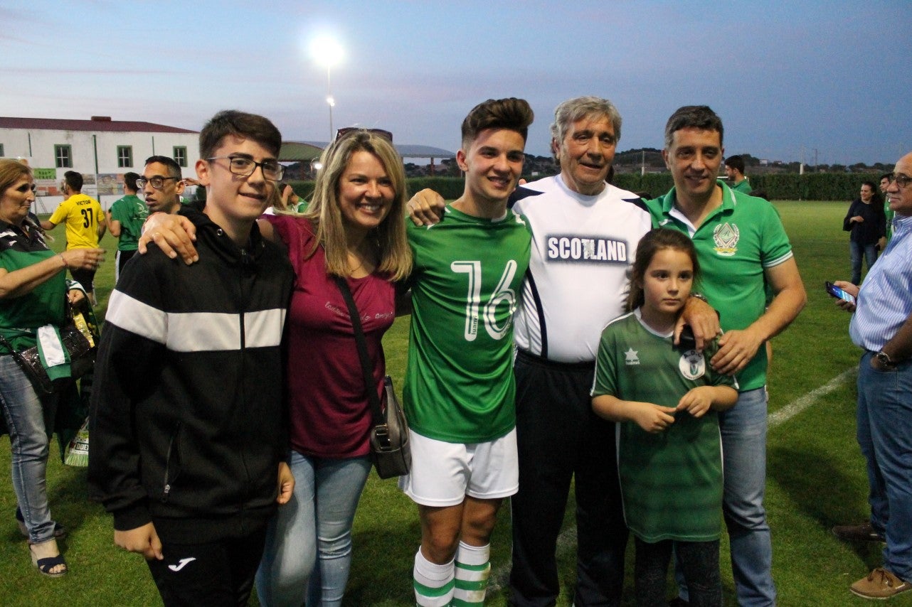 Imágenes del encuentro de vuelta de la eliminatoria de ascenso a Primera División Juvenil Extremeña que se disputó en el Municipal de San Roque y que terminó 4-3, certificándose el ascenso valverdeño (24-05-2019)