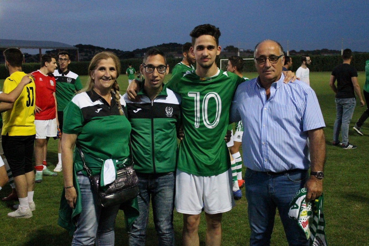 Imágenes del encuentro de vuelta de la eliminatoria de ascenso a Primera División Juvenil Extremeña que se disputó en el Municipal de San Roque y que terminó 4-3, certificándose el ascenso valverdeño (24-05-2019)