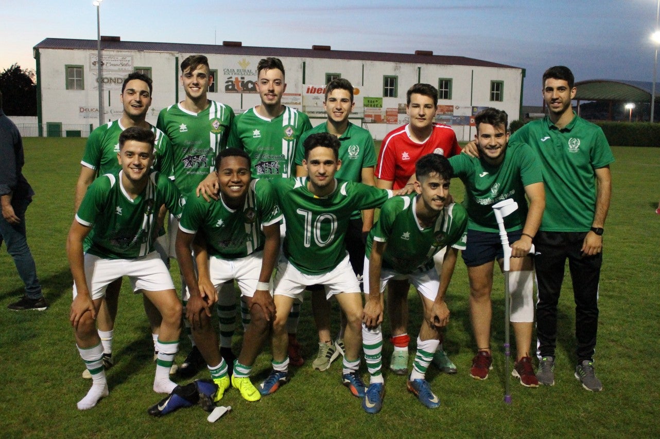 Imágenes del encuentro de vuelta de la eliminatoria de ascenso a Primera División Juvenil Extremeña que se disputó en el Municipal de San Roque y que terminó 4-3, certificándose el ascenso valverdeño (24-05-2019)