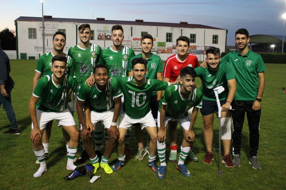 Imágenes del encuentro de vuelta de la eliminatoria de ascenso a Primera División Juvenil Extremeña que se disputó en el Municipal de San Roque y que terminó 4-3, certificándose el ascenso valverdeño (24-05-2019)