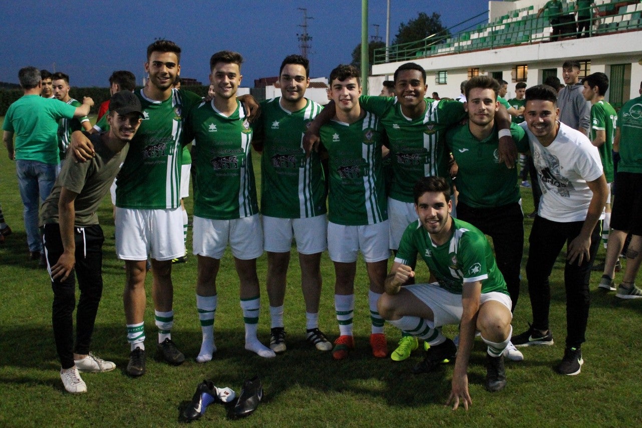 Imágenes del encuentro de vuelta de la eliminatoria de ascenso a Primera División Juvenil Extremeña que se disputó en el Municipal de San Roque y que terminó 4-3, certificándose el ascenso valverdeño (24-05-2019)