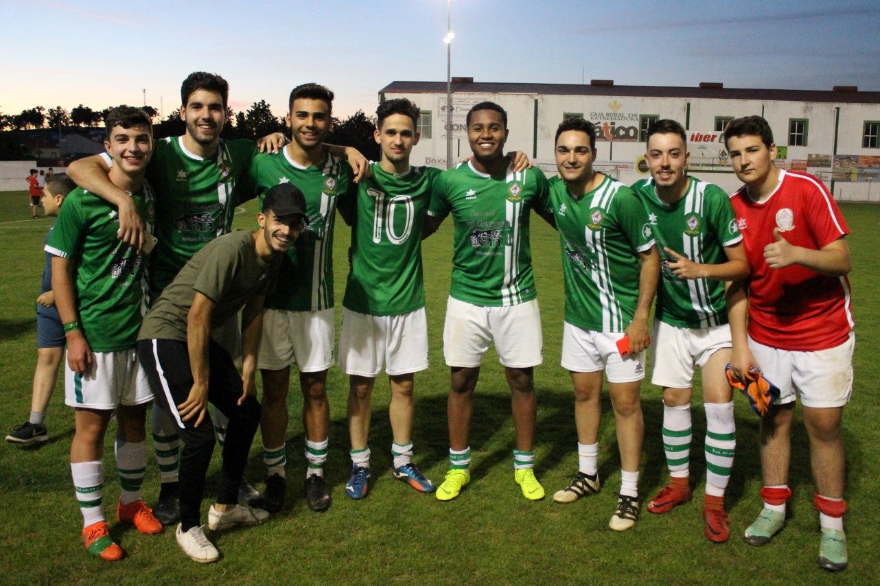 Imágenes del encuentro de vuelta de la eliminatoria de ascenso a Primera División Juvenil Extremeña que se disputó en el Municipal de San Roque y que terminó 4-3, certificándose el ascenso valverdeño (24-05-2019)
