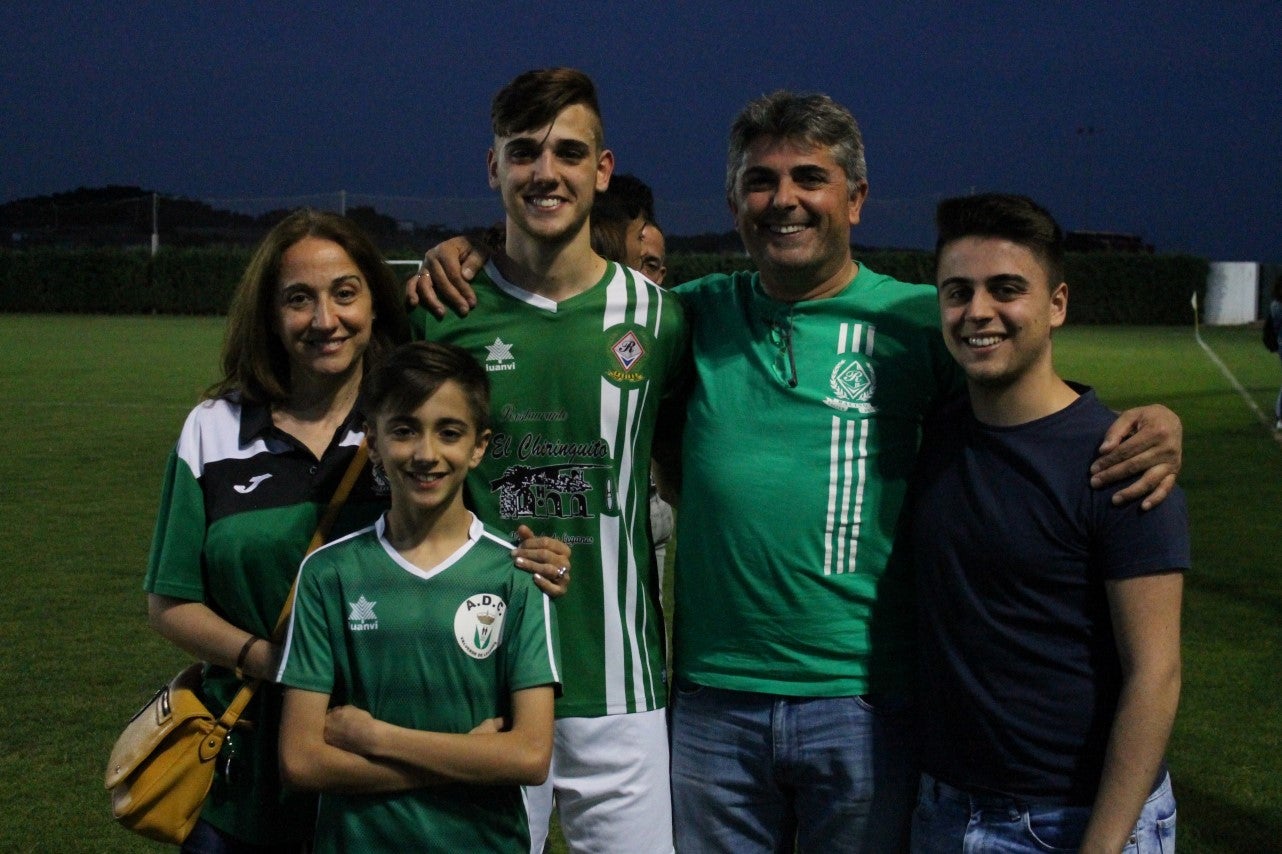 Imágenes del encuentro de vuelta de la eliminatoria de ascenso a Primera División Juvenil Extremeña que se disputó en el Municipal de San Roque y que terminó 4-3, certificándose el ascenso valverdeño (24-05-2019)