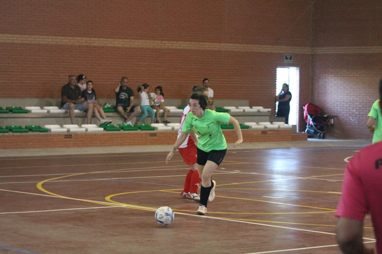 Algunas imágenes del encuentro femenino que enfrentó al equipo de Valverde y Almendral con el Santa Teresa en el pabellón polideportivo (28-05-2019)