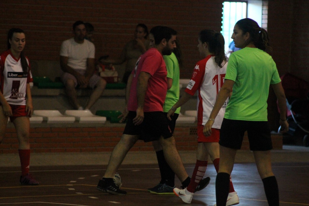 Algunas imágenes del encuentro femenino que enfrentó al equipo de Valverde y Almendral con el Santa Teresa en el pabellón polideportivo (28-05-2019)