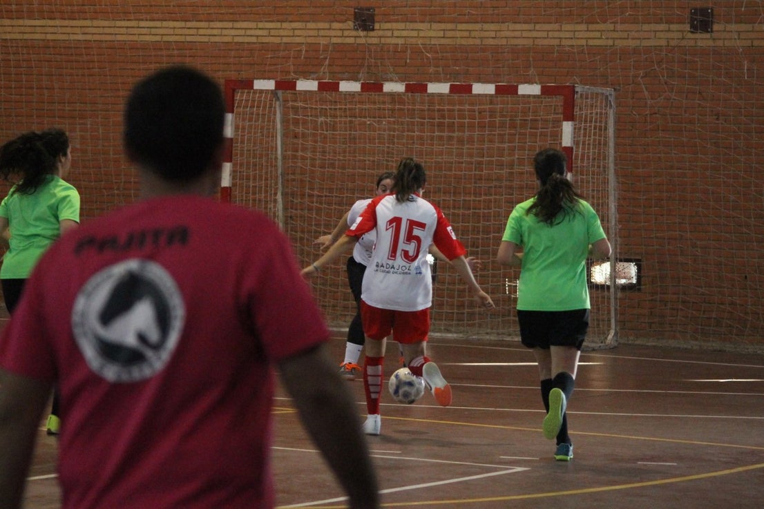 Algunas imágenes del encuentro femenino que enfrentó al equipo de Valverde y Almendral con el Santa Teresa en el pabellón polideportivo (28-05-2019)