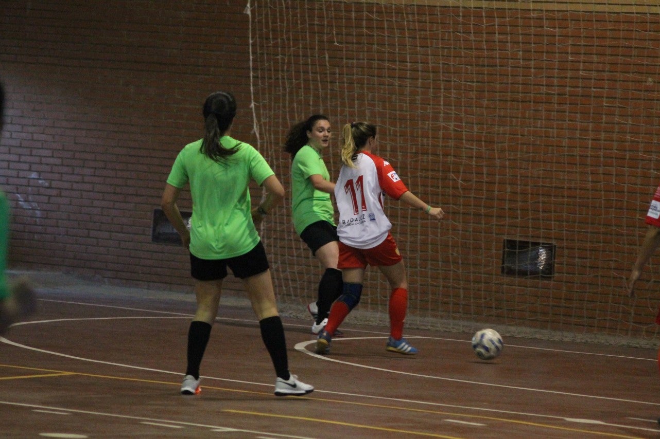 Algunas imágenes del encuentro femenino que enfrentó al equipo de Valverde y Almendral con el Santa Teresa en el pabellón polideportivo (28-05-2019)