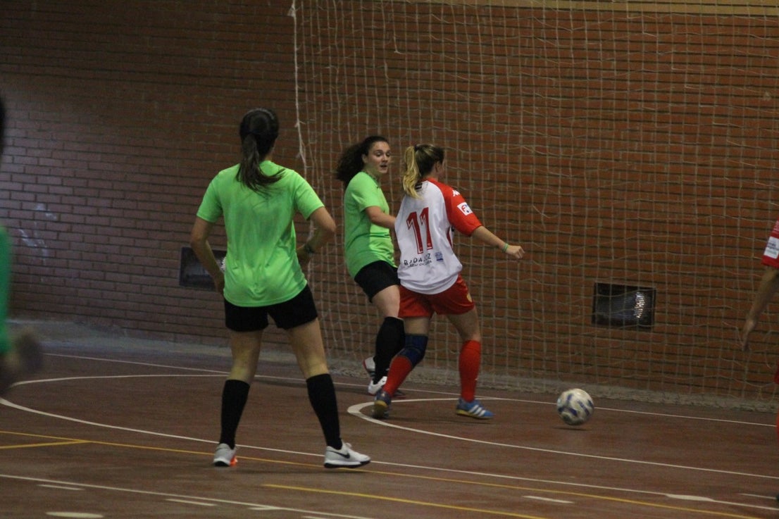 Algunas imágenes del encuentro femenino que enfrentó al equipo de Valverde y Almendral con el Santa Teresa en el pabellón polideportivo (28-05-2019)