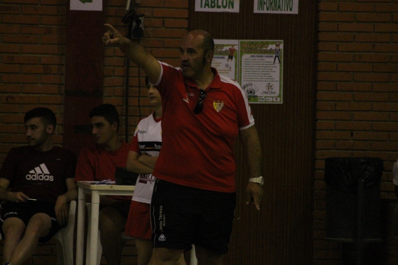 Algunas imágenes del encuentro femenino que enfrentó al equipo de Valverde y Almendral con el Santa Teresa en el pabellón polideportivo (28-05-2019)