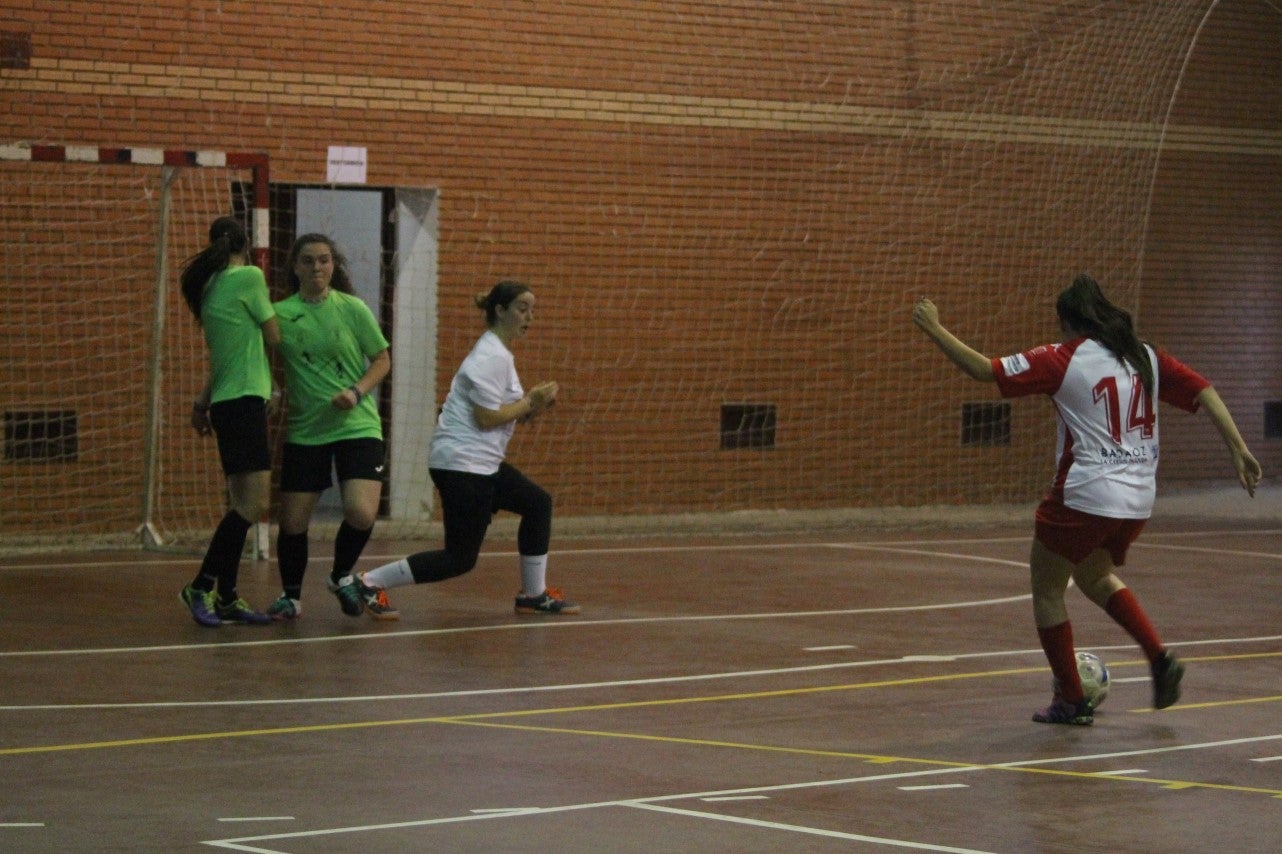 Algunas imágenes del encuentro femenino que enfrentó al equipo de Valverde y Almendral con el Santa Teresa en el pabellón polideportivo (28-05-2019)