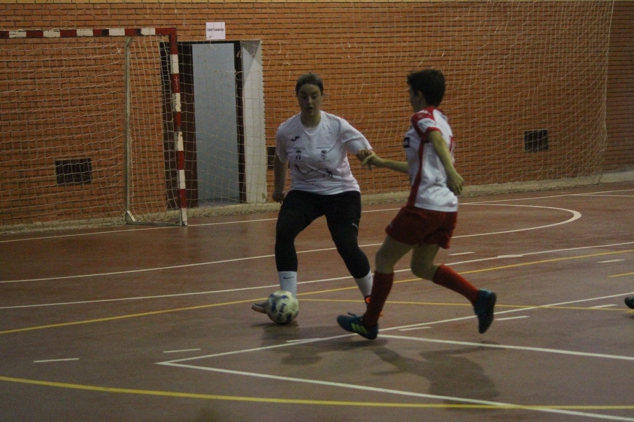 Algunas imágenes del encuentro femenino que enfrentó al equipo de Valverde y Almendral con el Santa Teresa en el pabellón polideportivo (28-05-2019)