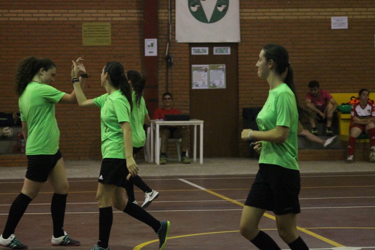 Algunas imágenes del encuentro femenino que enfrentó al equipo de Valverde y Almendral con el Santa Teresa en el pabellón polideportivo (28-05-2019)