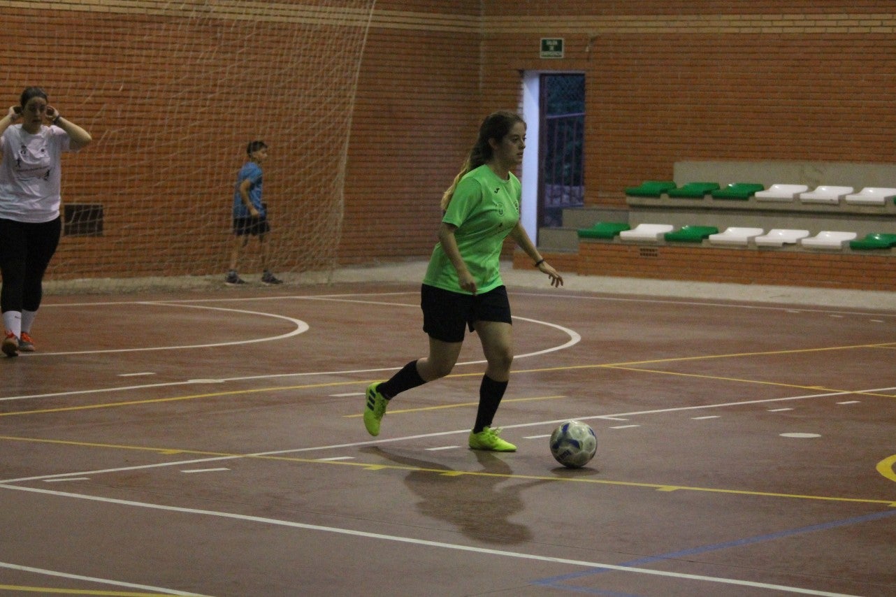 Algunas imágenes del encuentro femenino que enfrentó al equipo de Valverde y Almendral con el Santa Teresa en el pabellón polideportivo (28-05-2019)