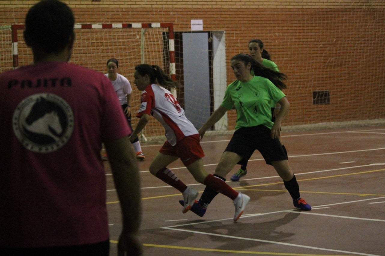 Algunas imágenes del encuentro femenino que enfrentó al equipo de Valverde y Almendral con el Santa Teresa en el pabellón polideportivo (28-05-2019)