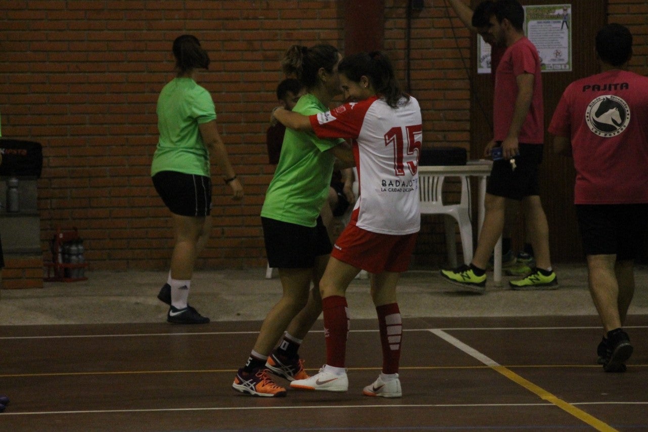 Algunas imágenes del encuentro femenino que enfrentó al equipo de Valverde y Almendral con el Santa Teresa en el pabellón polideportivo (28-05-2019)