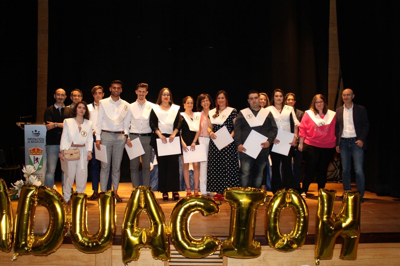 Algunas imágenes de la graduación del IES 'Campos de San Roque' celebrada en la Casa de la Cultura (07-06-2019)