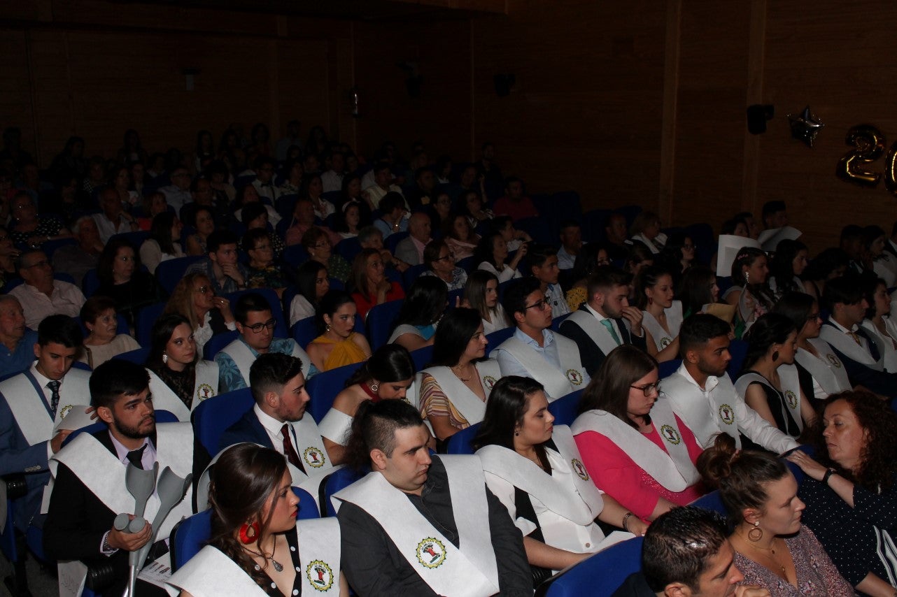 Algunas imágenes de la graduación del IES 'Campos de San Roque' celebrada en la Casa de la Cultura (07-06-2019)