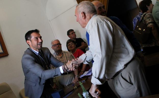 Galería. Manuel Borrego recibe las felicitaciones de los vecinos