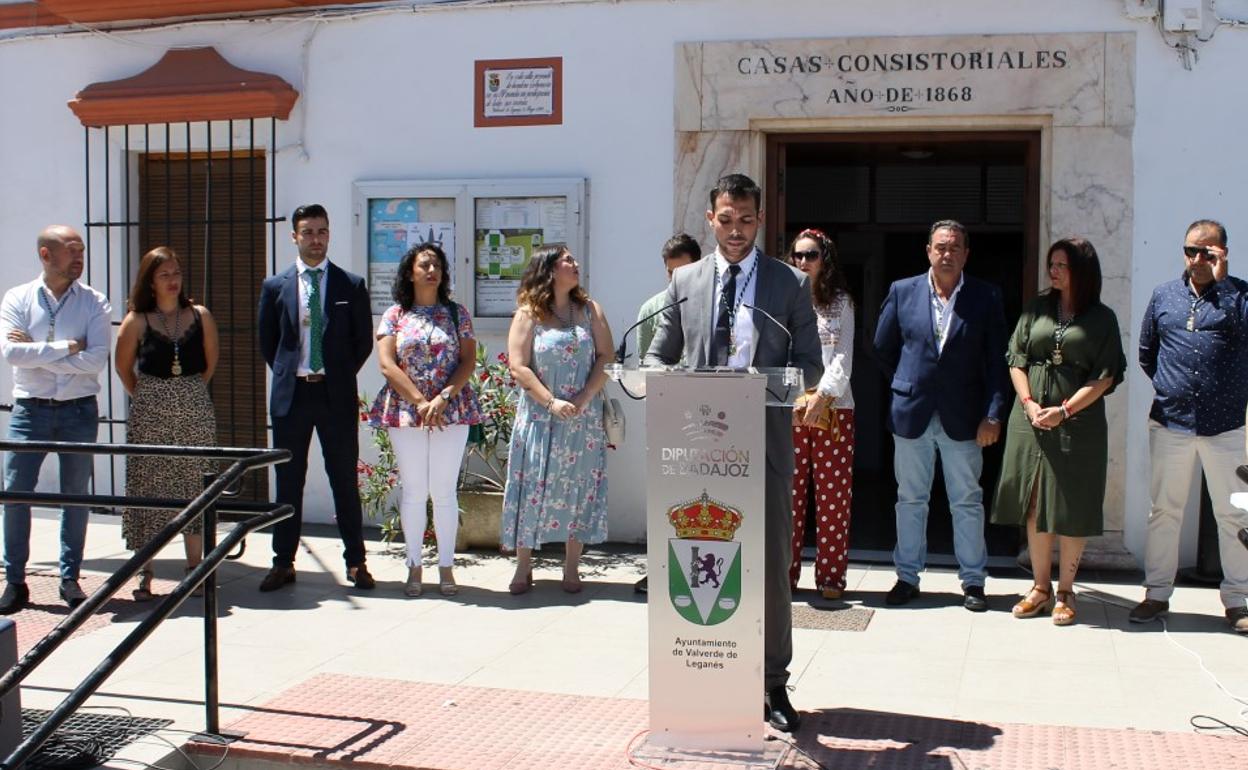 Manuel Borrego dirigiéndose a los veicnos en la plaza de la Constitución