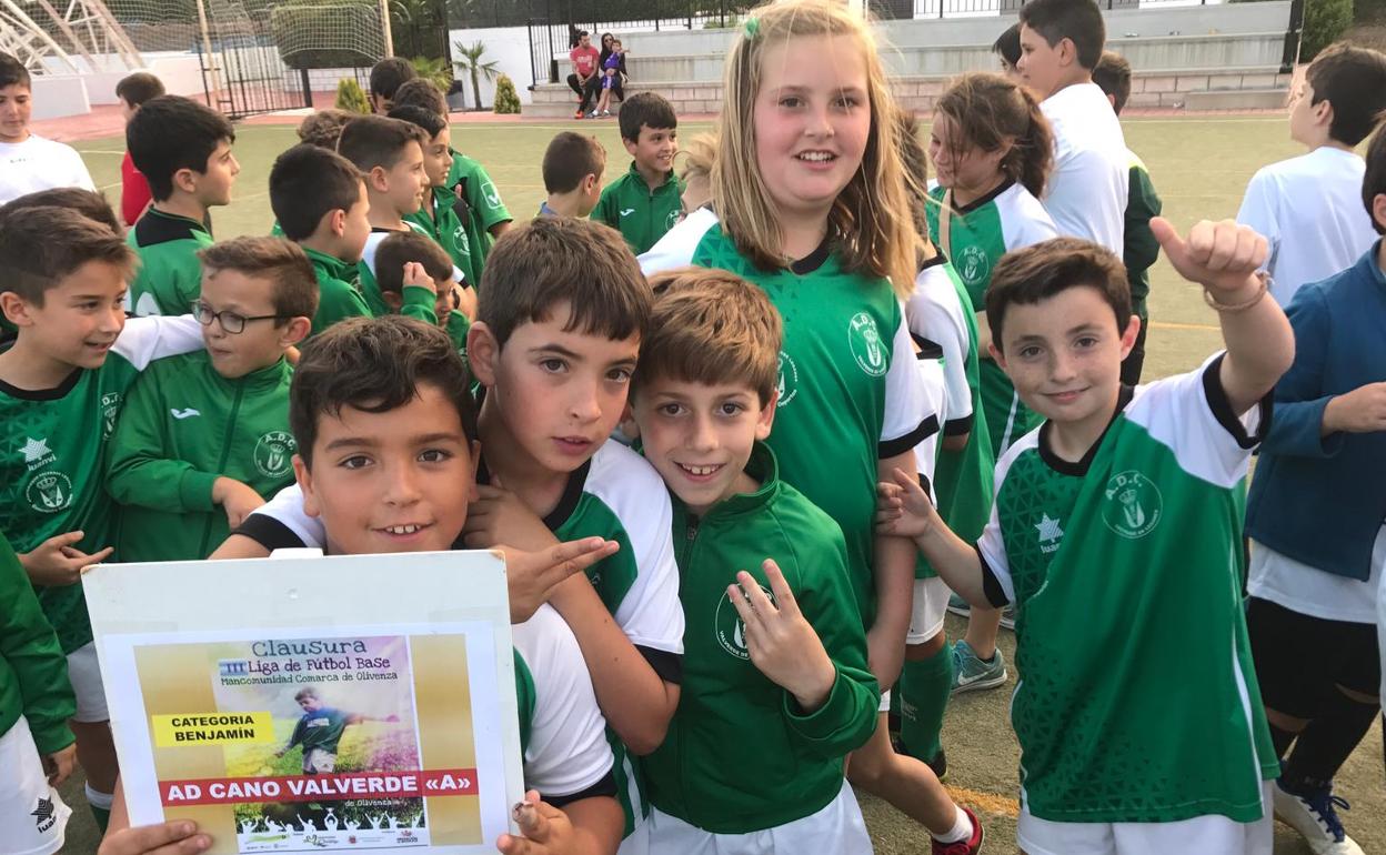 Algunos de los valverdeños participantes en la clausura