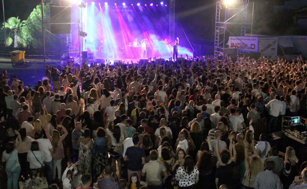 Cientos de personas disfrutan del concierto de Henry Méndez