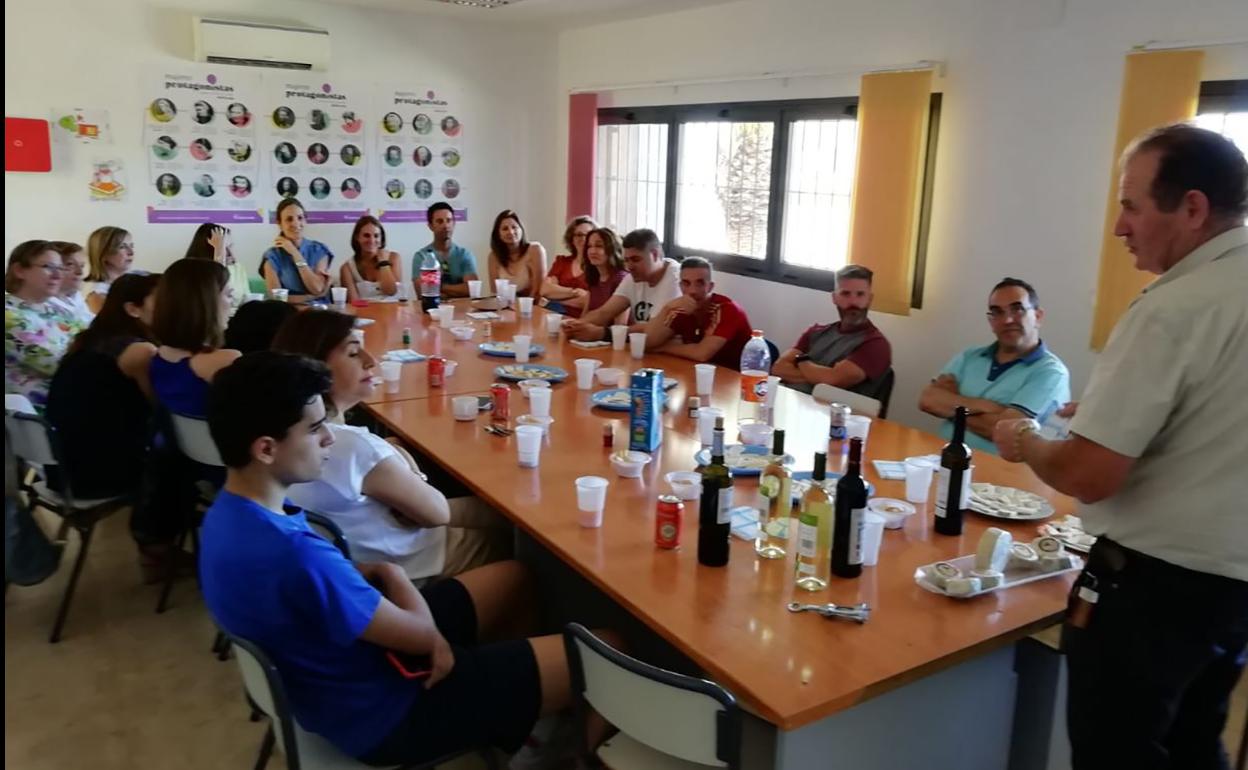 Juan dando las explicaciones