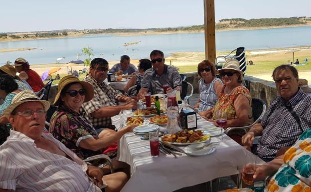 Galería. La hora de la comida en el viaje a la playa de Cheles