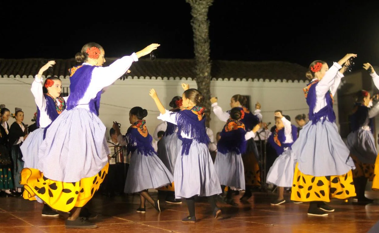 Actuación de los infantiles de los Coros y Danzas de Valverde