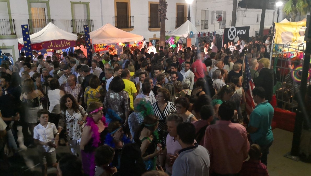 La plaza abarrotada de personas en Los Bartolos del año pasado