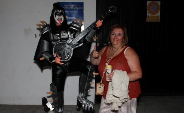 Galería. Valverdeños y visitantes se fotografiaban con 'Los Bartolos'