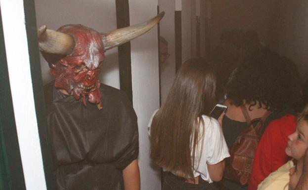 Imagen. En el interior del pasaje había todo tipo de personajes diabólicos