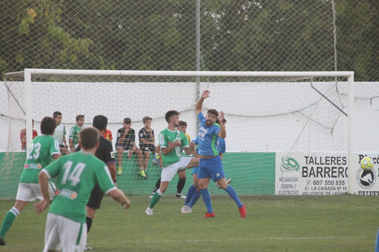 Imágenes del XLVII Trofeo de Piedra Aguda disputado entre el Racing Valverdeño y el Aceuchal, en el Municipal de San Roque y que acabó con victoria local por 4-2 (14-08-2019)