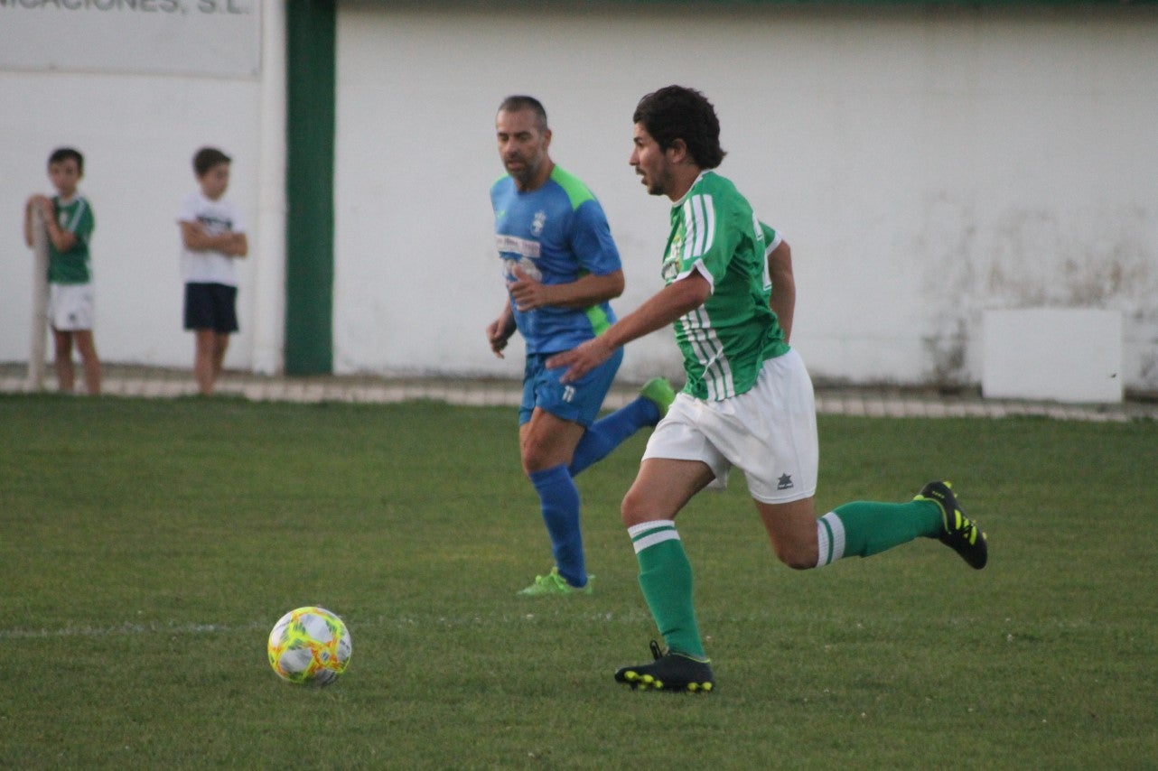 Imágenes del XLVII Trofeo de Piedra Aguda disputado entre el Racing Valverdeño y el Aceuchal, en el Municipal de San Roque y que acabó con victoria local por 4-2 (14-08-2019)