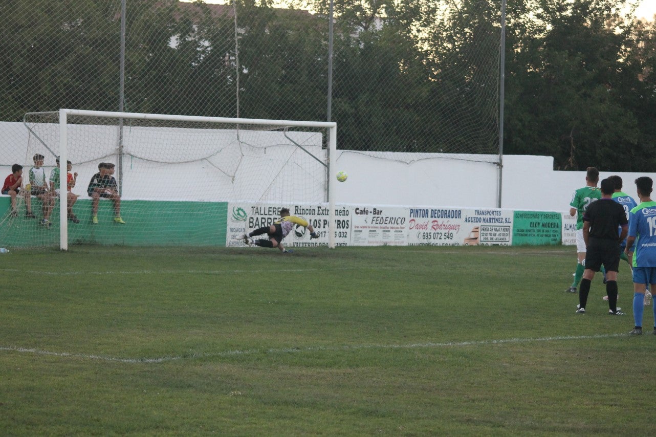 Imágenes del XLVII Trofeo de Piedra Aguda disputado entre el Racing Valverdeño y el Aceuchal, en el Municipal de San Roque y que acabó con victoria local por 4-2 (14-08-2019)