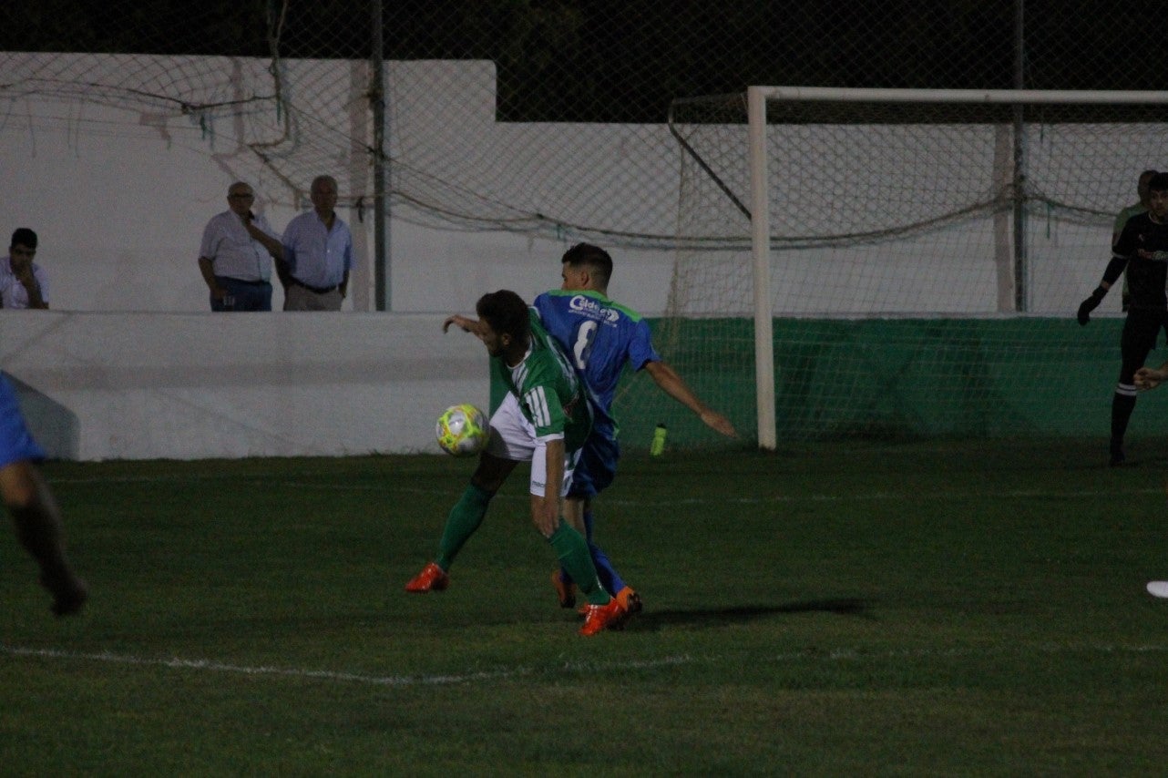 Imágenes del XLVII Trofeo de Piedra Aguda disputado entre el Racing Valverdeño y el Aceuchal, en el Municipal de San Roque y que acabó con victoria local por 4-2 (14-08-2019)