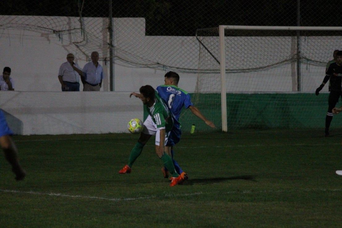 Imágenes del XLVII Trofeo de Piedra Aguda disputado entre el Racing Valverdeño y el Aceuchal, en el Municipal de San Roque y que acabó con victoria local por 4-2 (14-08-2019)