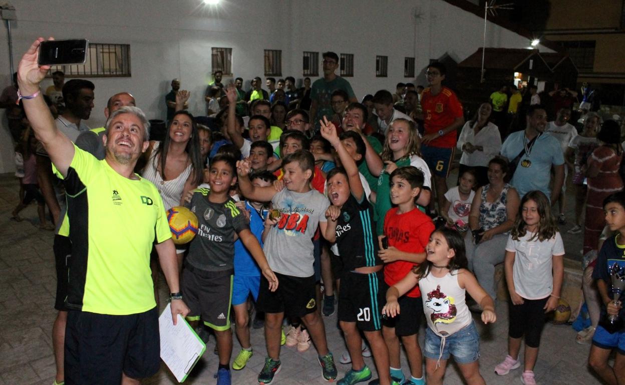 Selfie entre los asistentes al acto