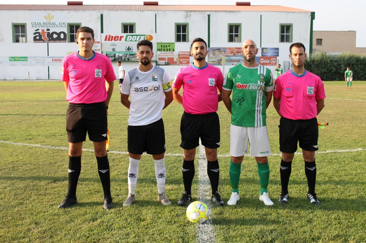 Imágenes del encuentro de la primera jornada de liga de Tercera División disputado en el Municipal de San Roque, y que acabó con 2-1 en el marcador (25-08-2019)