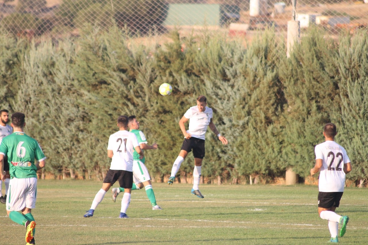 Imágenes del encuentro de la primera jornada de liga de Tercera División disputado en el Municipal de San Roque, y que acabó con 2-1 en el marcador (25-08-2019)