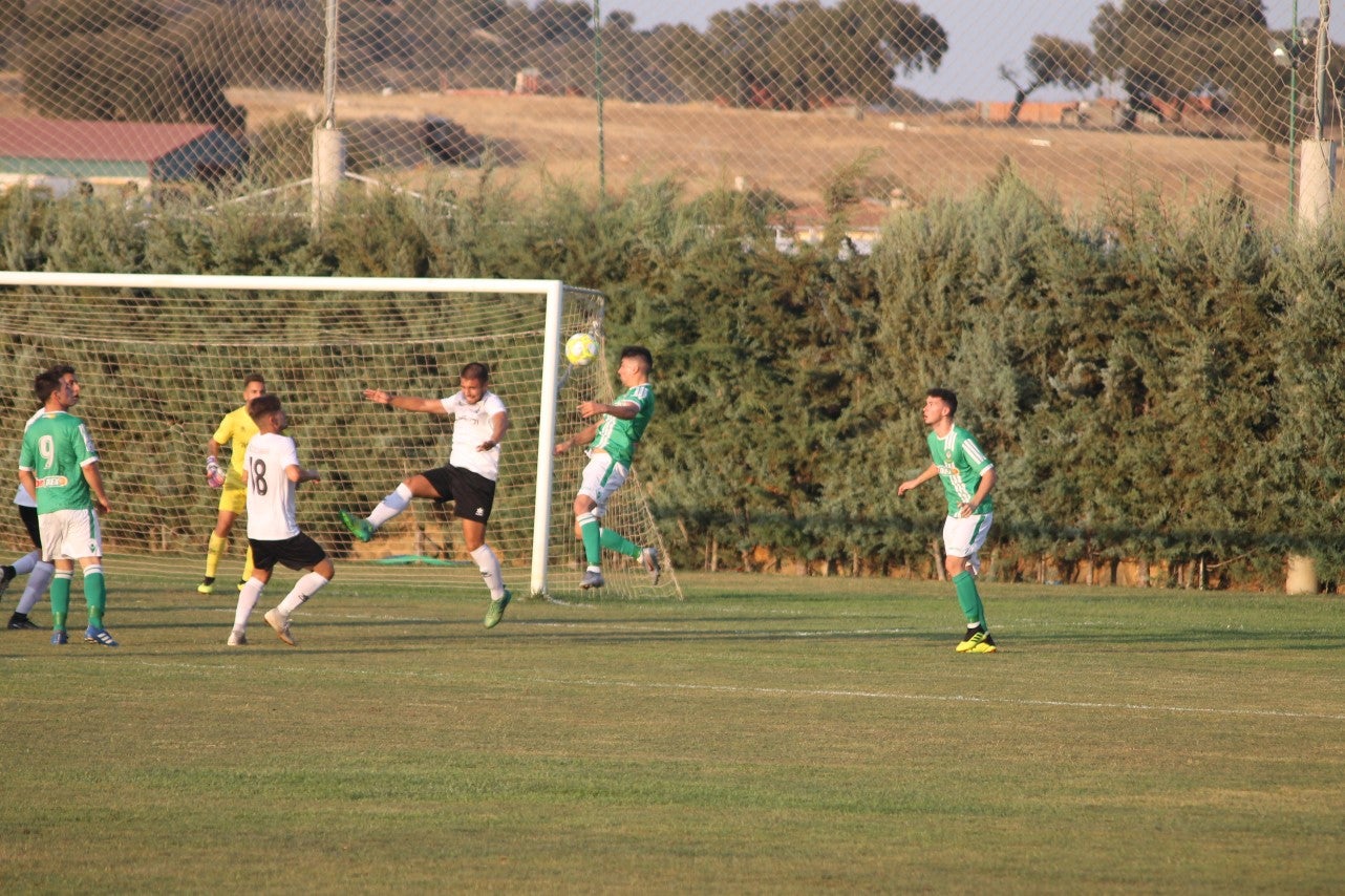 Imágenes del encuentro de la primera jornada de liga de Tercera División disputado en el Municipal de San Roque, y que acabó con 2-1 en el marcador (25-08-2019)