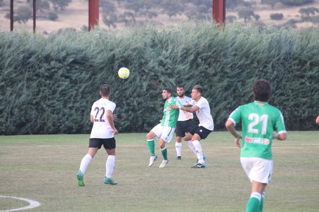 Imágenes del encuentro de la primera jornada de liga de Tercera División disputado en el Municipal de San Roque, y que acabó con 2-1 en el marcador (25-08-2019)