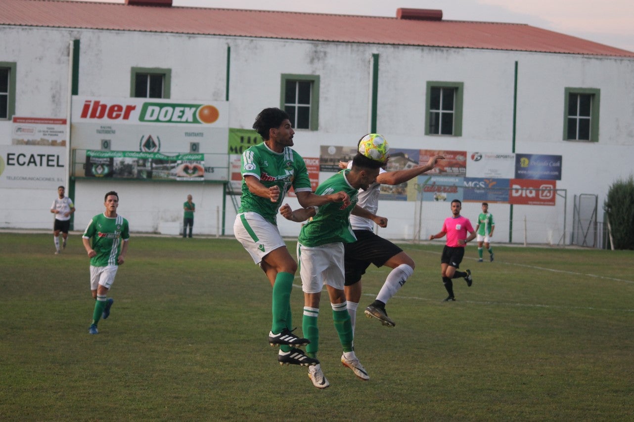 Imágenes del encuentro de la primera jornada de liga de Tercera División disputado en el Municipal de San Roque, y que acabó con 2-1 en el marcador (25-08-2019)