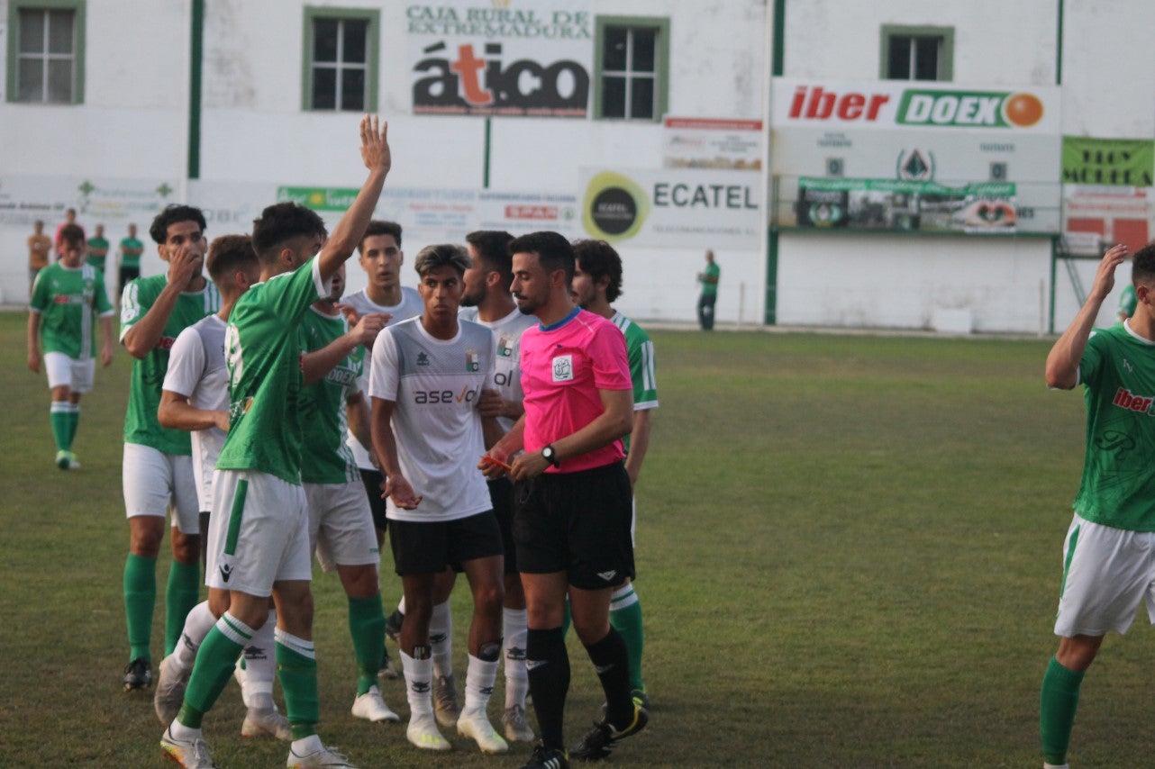 Imágenes del encuentro de la primera jornada de liga de Tercera División disputado en el Municipal de San Roque, y que acabó con 2-1 en el marcador (25-08-2019)